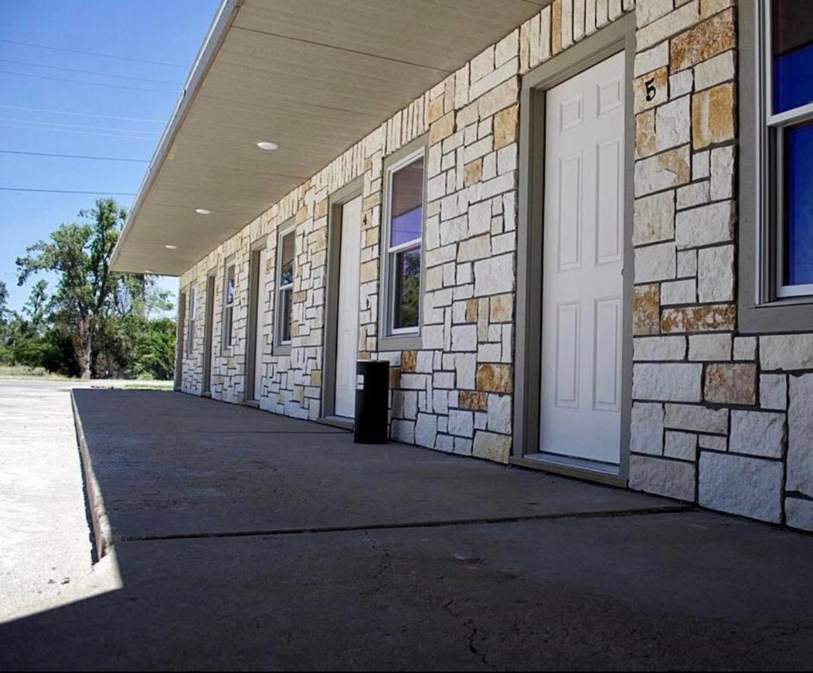Baltzell Lodge Great Bend ภายนอก รูปภาพ